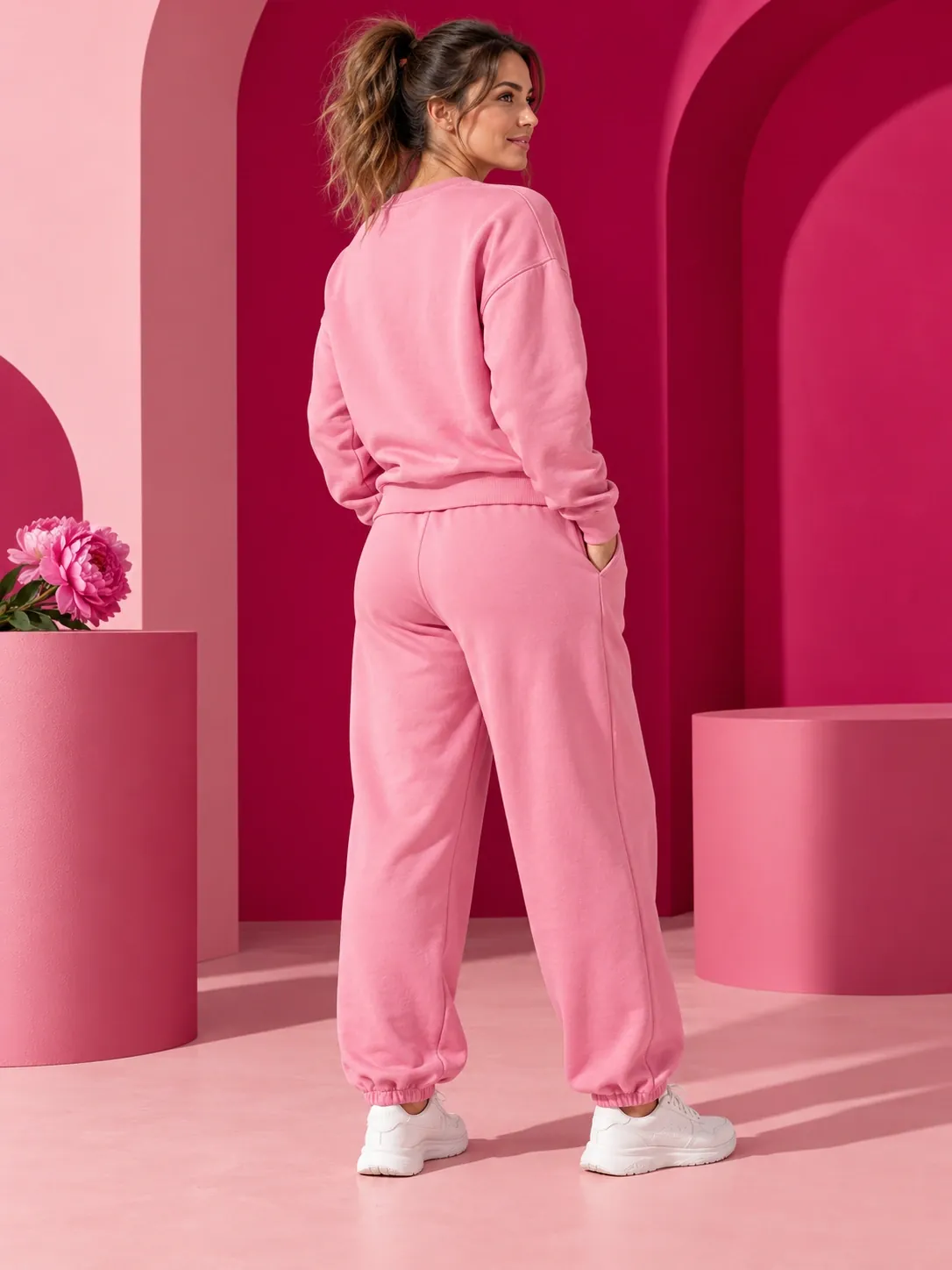 Femme en survêtement rose vue de dos
